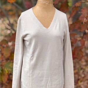Loro Piana Elegant Cream Cashmere V-Neck Sweater